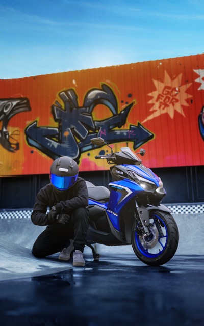 Yamaha Aerox 2025 com piloto em ambiente de skate