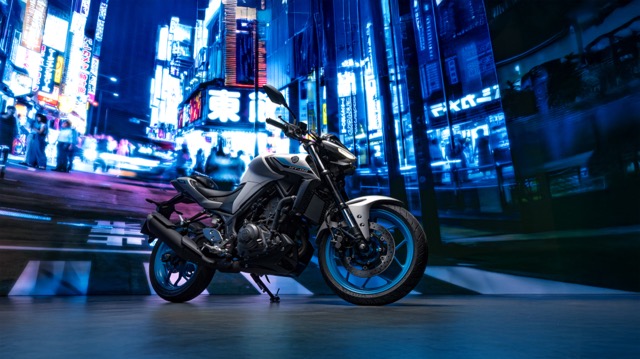 Yamaha MT-03 2025 em rua iluminada com neons japoneses