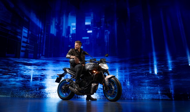 Yamaha MT-07 2025 com motociclista em cenário urbano azul