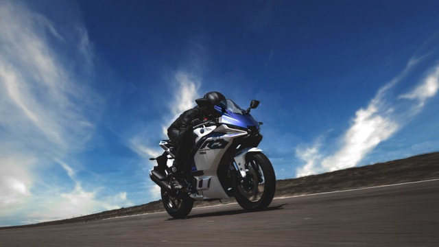 Yamaha R3 2025 em alta velocidade na pista